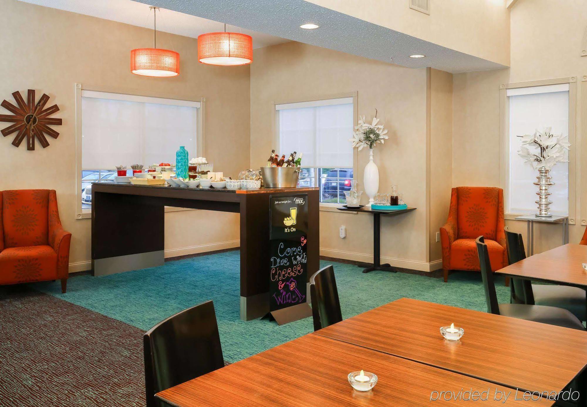 Hotel Northwest / Willowbrook